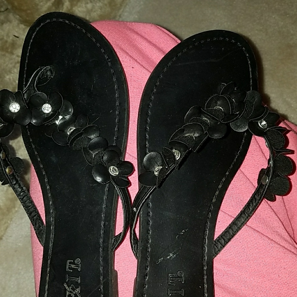 Black flower flip flop