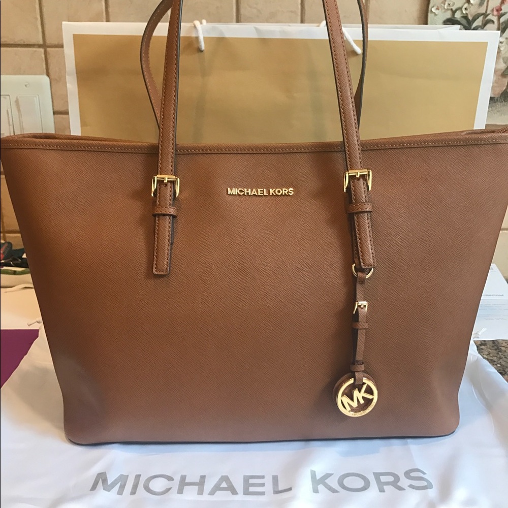 🚫SOLD🚫 Michael Kors Large Jet Set Luggage Color - Picture 1 of 3