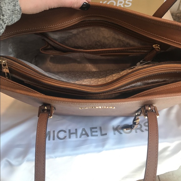 🚫SOLD🚫 Michael Kors Large Jet Set Luggage Color - Picture 2 of 3