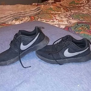 Girls Black Nike Roshe