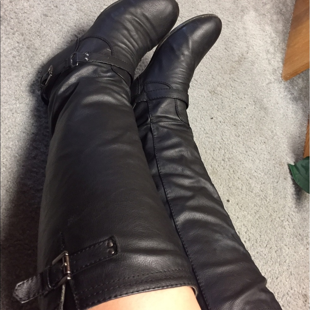 BLACK BOOTS