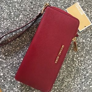 ✨🆕✨Auth!MK Lg Jet Set travel cherry red wristlet.