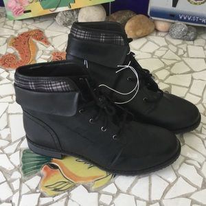 Women's ankle boots, size 10 WIDE by Route 66. NEW