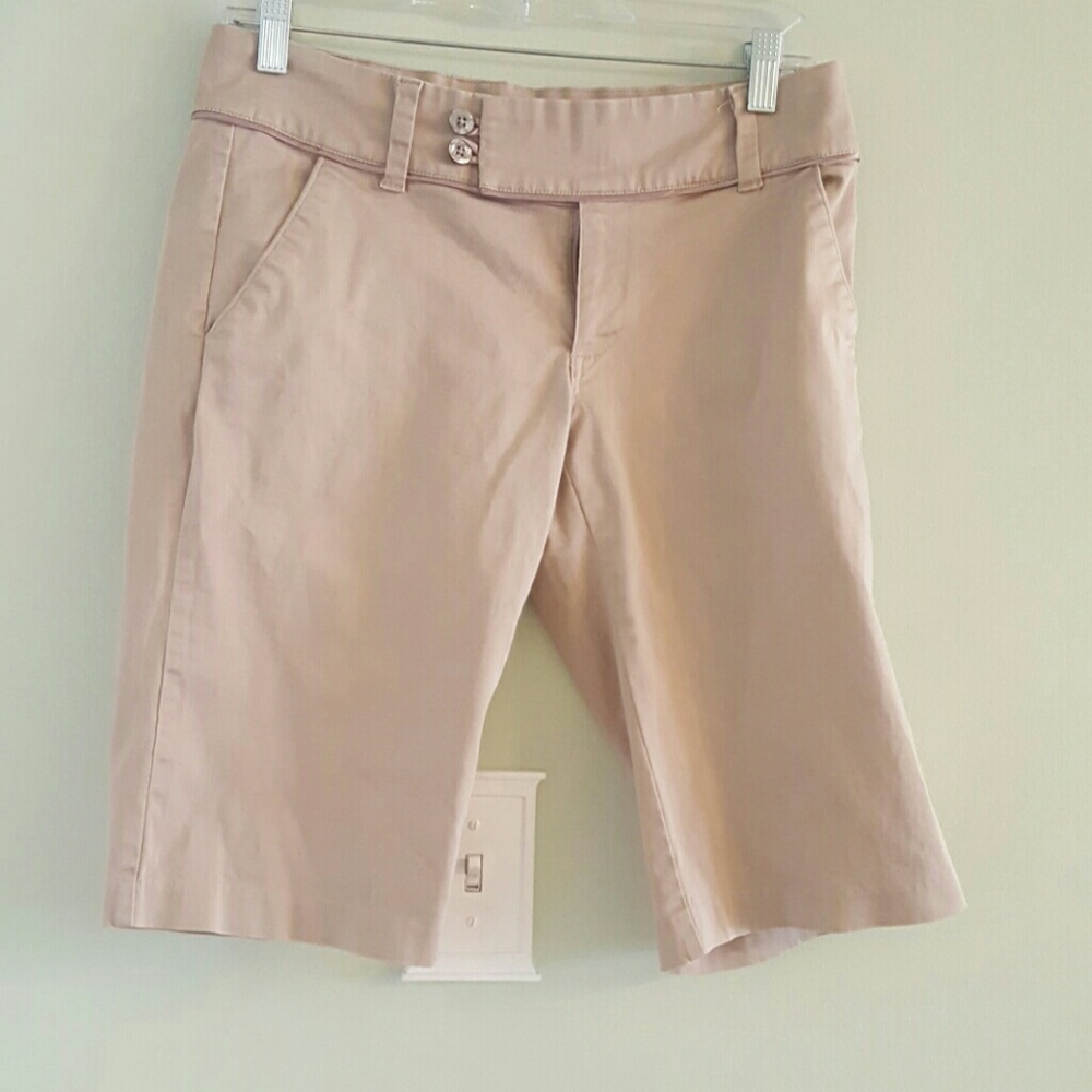 Sz 4 Old Navy 98%cotton bermuda shorts tan