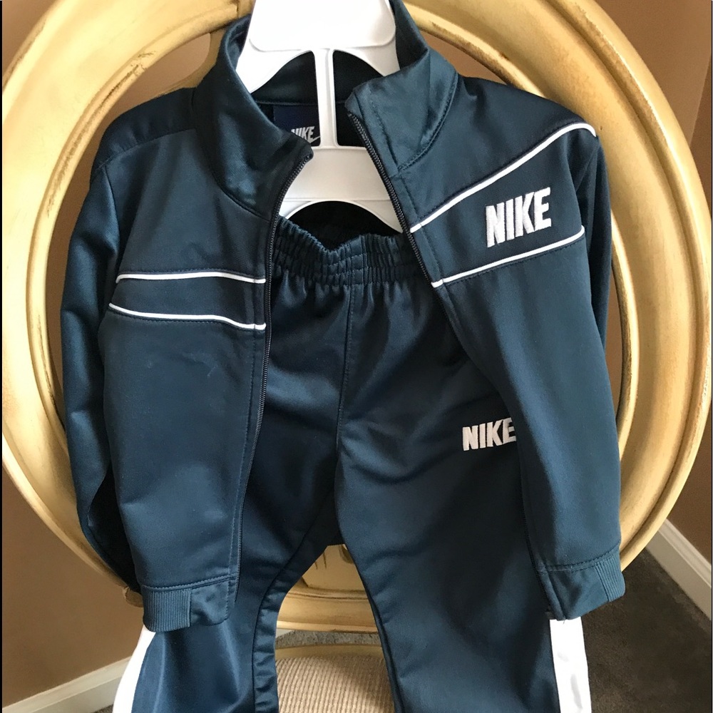 Nike jogging set. - Picture 2 of 2