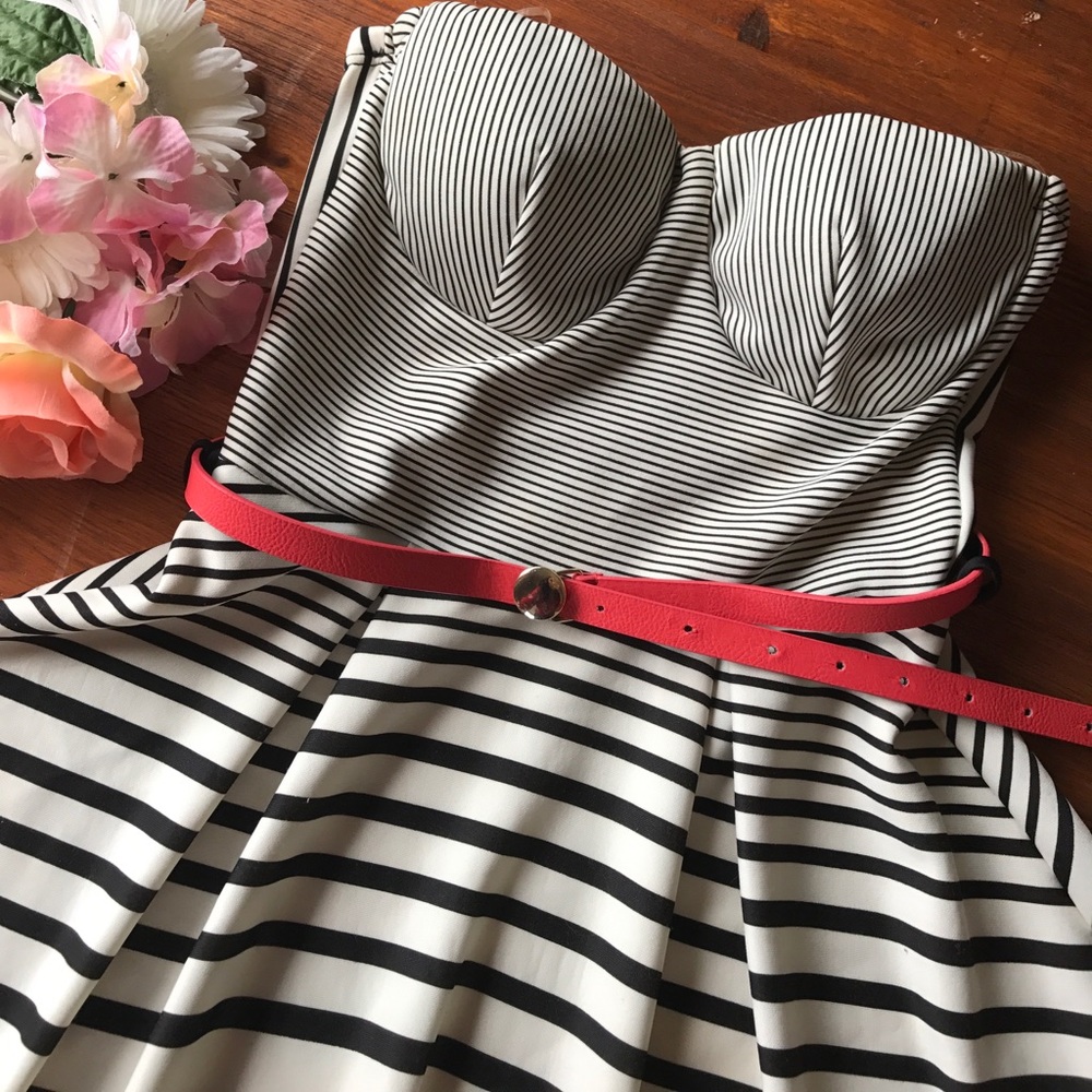 ⏰ CLOSET CLEAR OUT! 💕👑 Strapless Striped Dress