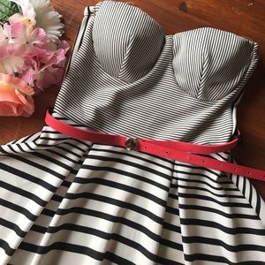 ⏰ CLOSET CLEAR OUT! 💕👑 Strapless Striped Dress