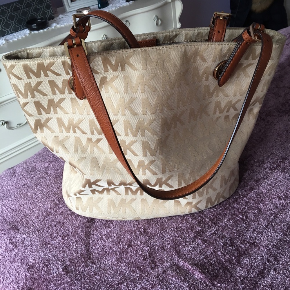 Micheal Kors purse