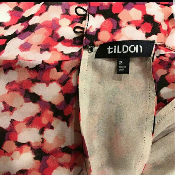 Summer dress, bright print and bare shoulders - Picture 2 of 4