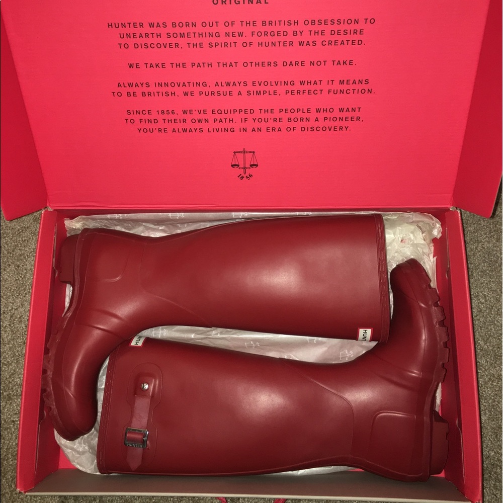 HUNTER RAIN BOOTS: Matte Red, Size 7!