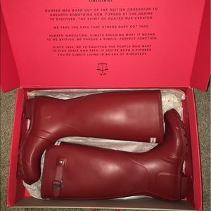 HUNTER RAIN BOOTS: Matte Red, Size 7!