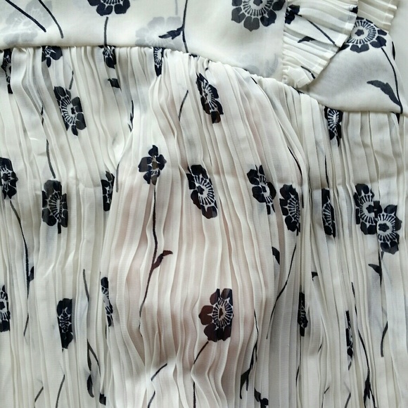 Floral Pleated Ruffled Sleeve Blouse - White - Picture 5 of 5