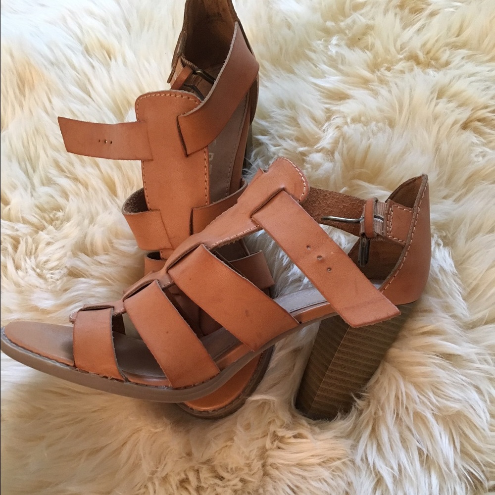 Report camel sandals