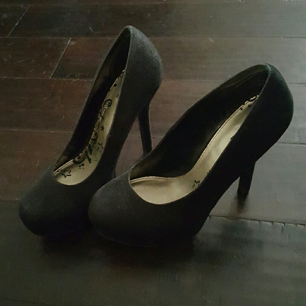 Black Pumps