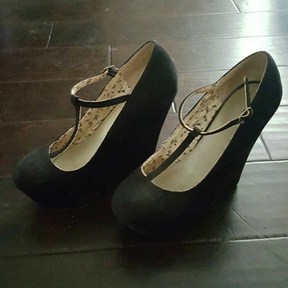 T strap wedge