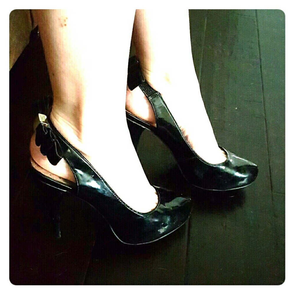 Black heels with bow