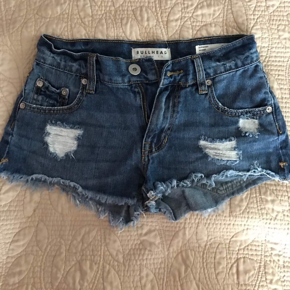 Denim Bullhead distressed shorts!