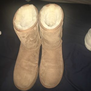 Chestnut Uggs. LIKE NEW