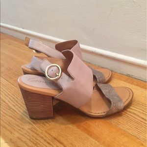 NWOT Crown by Born light grey chunky heel