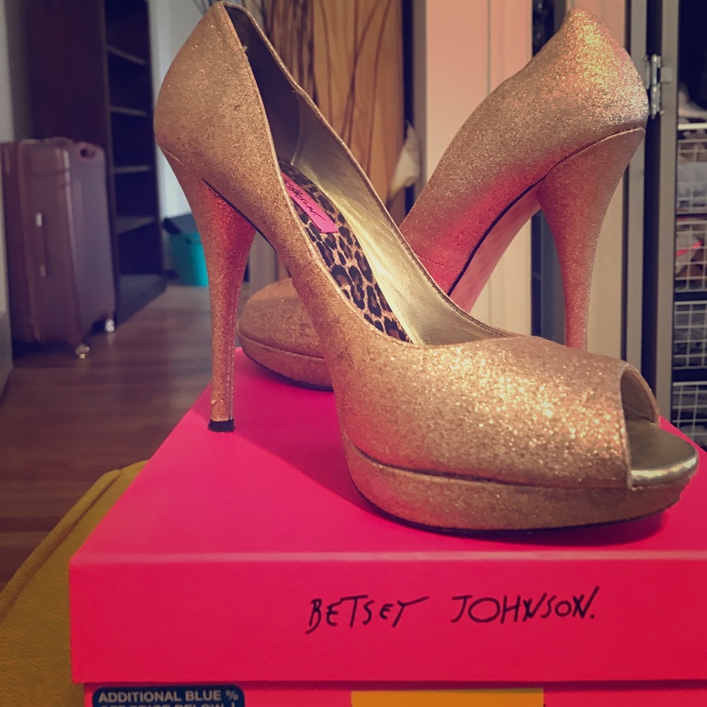 Betsy Johnson Gold Peep toe Heels