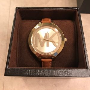 Michael Kors Runway slim leather logo watch
