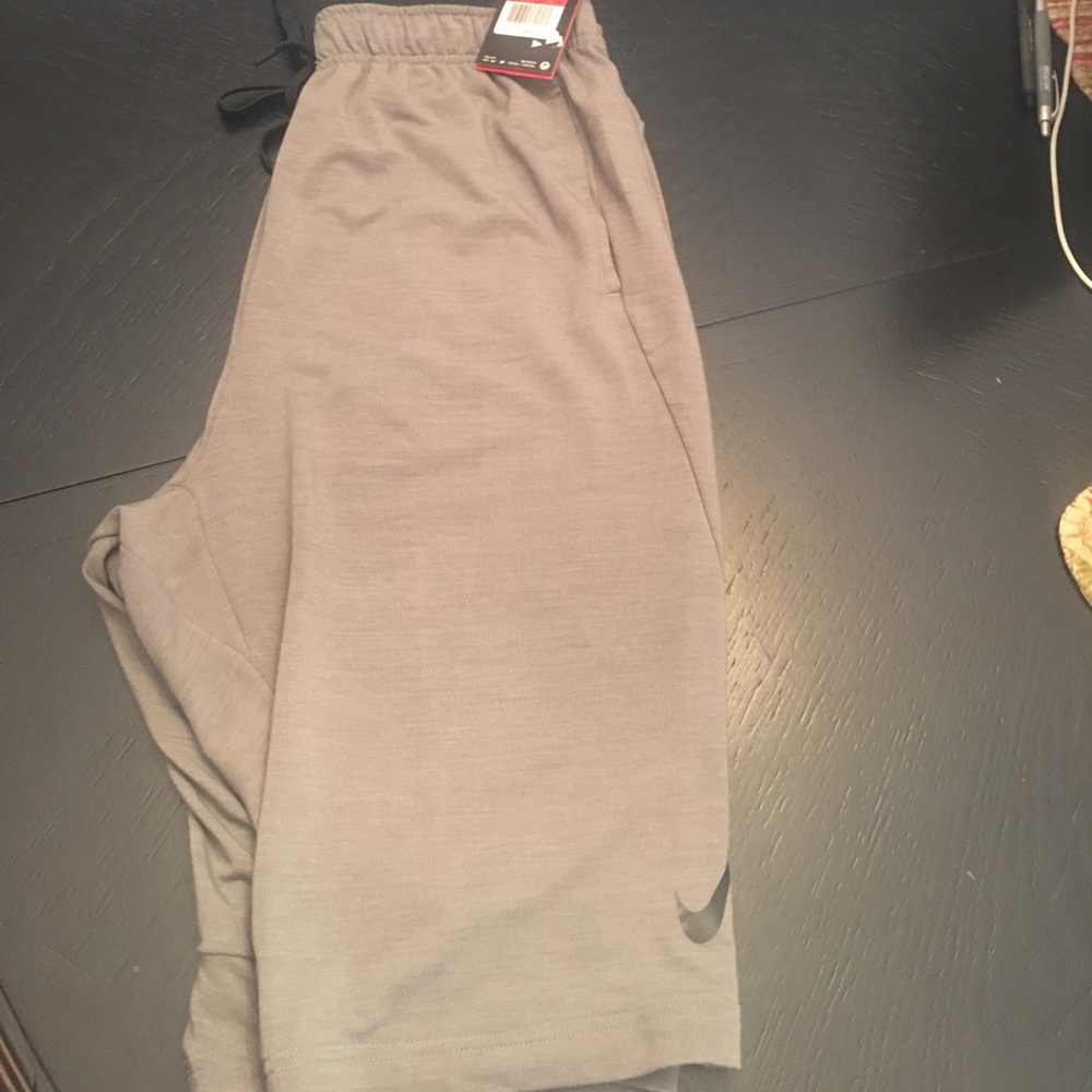 Men's Nike Fleece Shorts Size Large NWT