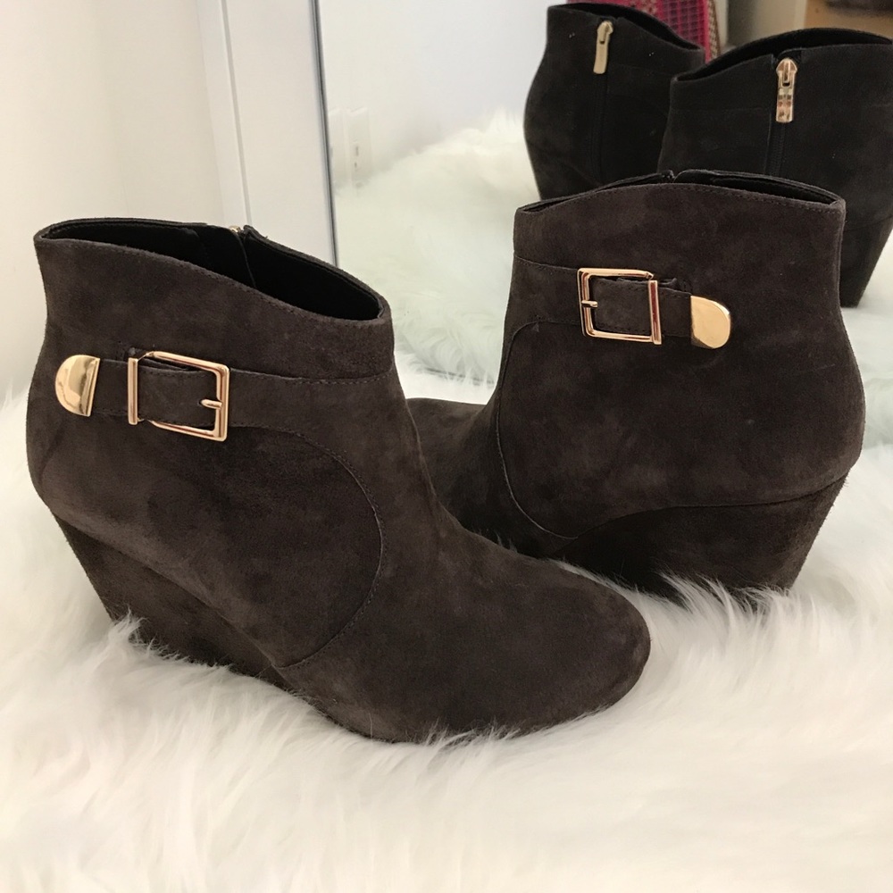 BCBG brown suede booties size 7 1/2