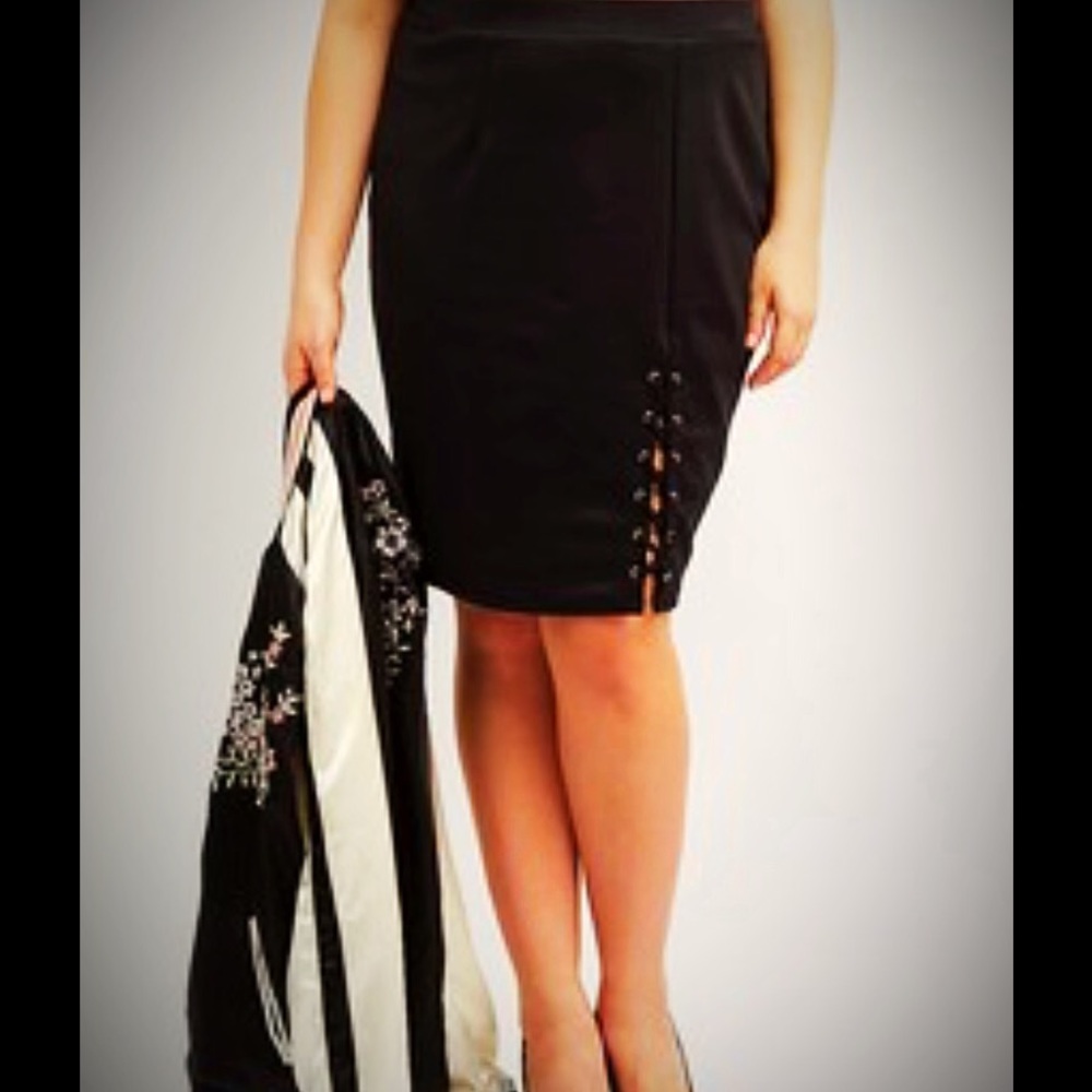 💥Express pencil skirt, size 5/6, lace up detail