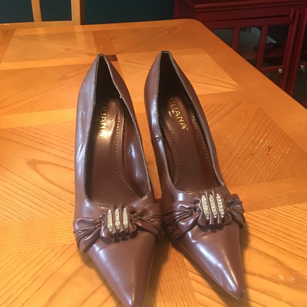Brown dress pump