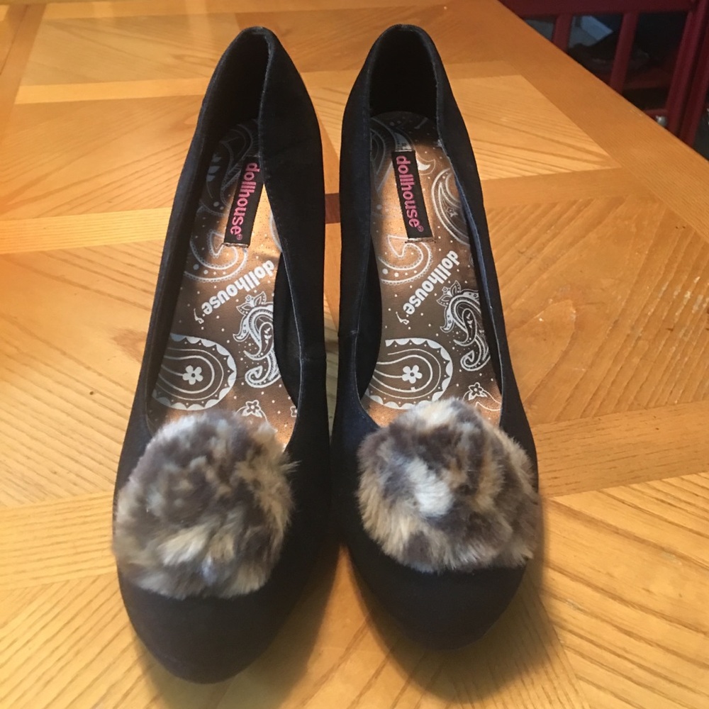 Black pump with animal print ball