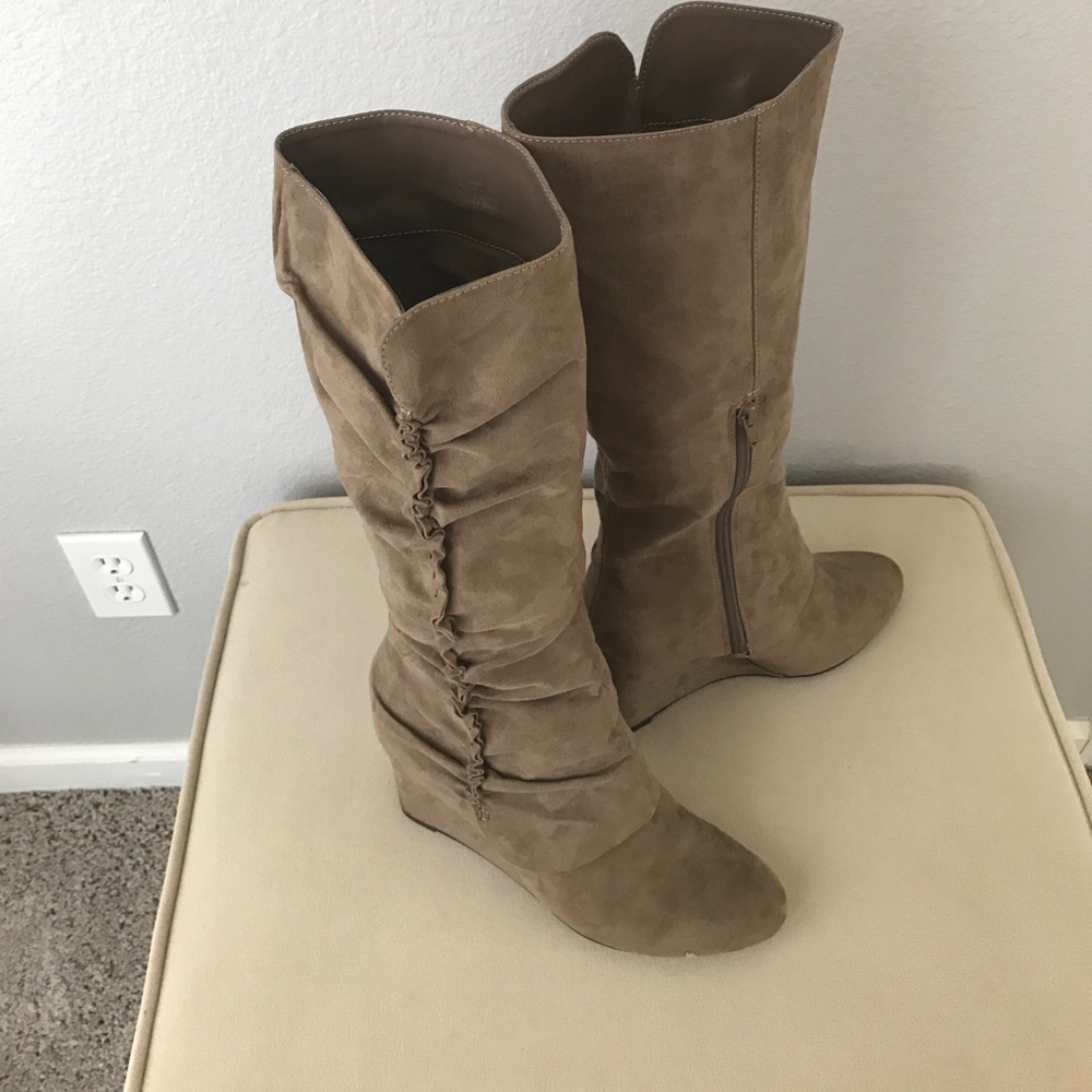 Spring taupe wedge heel boot