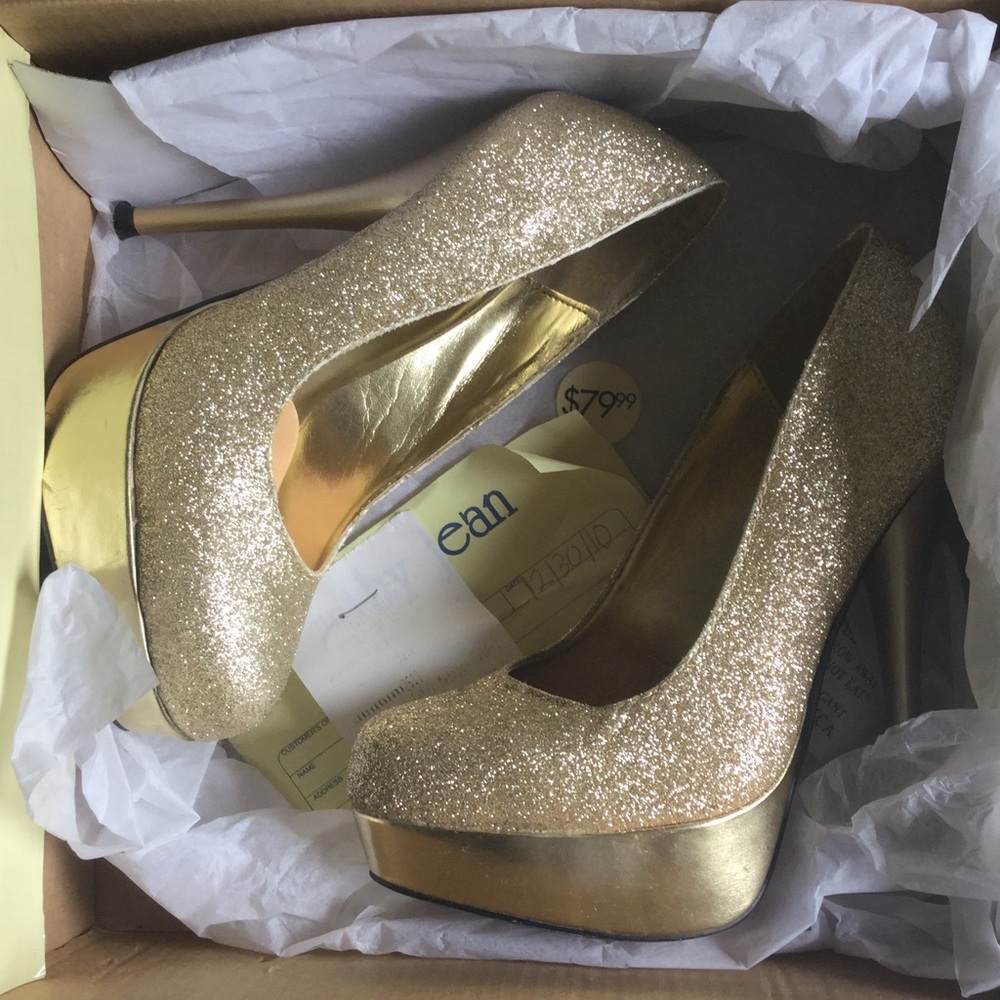 Cathy Jean Gold Glitter Pumps