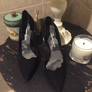 Black stiletto shoes