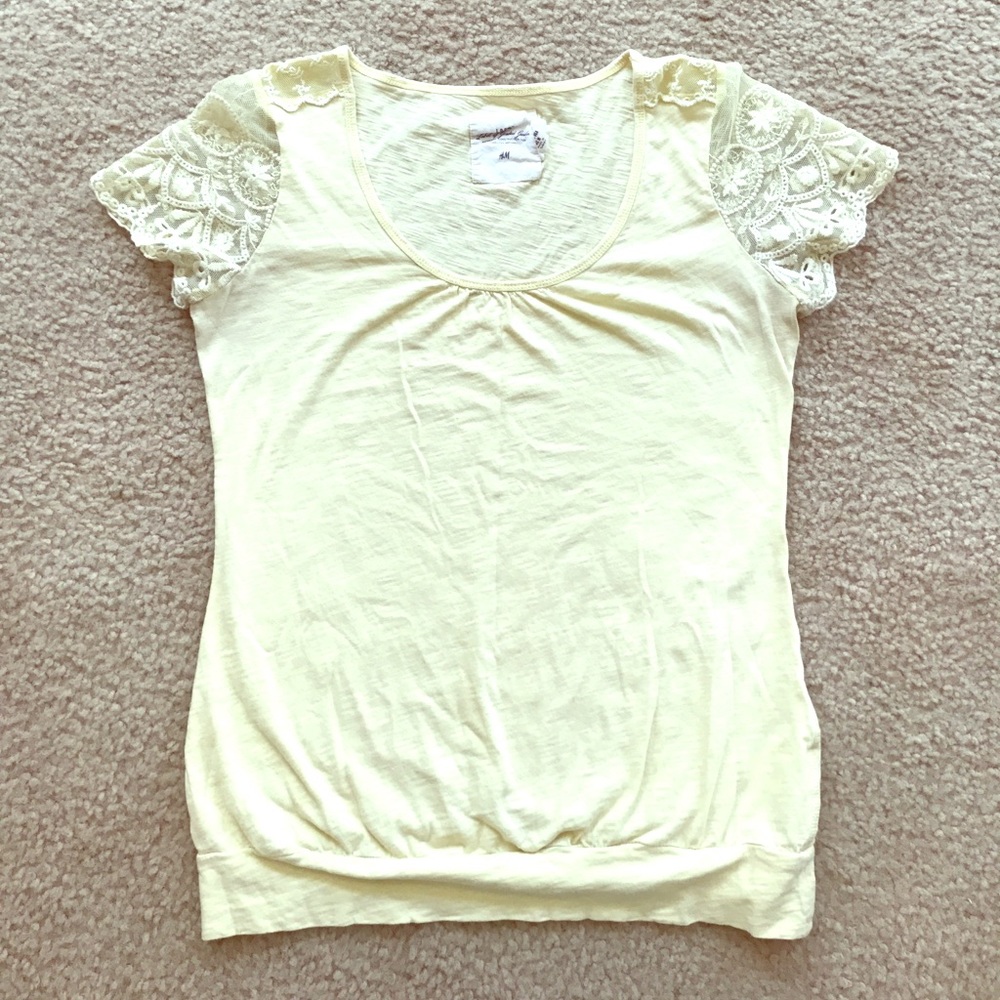 Soft yellow t-shirt with flowered lace sleeves