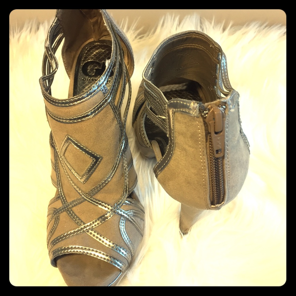 Silver shoetie w/ back zipper metallic detail
