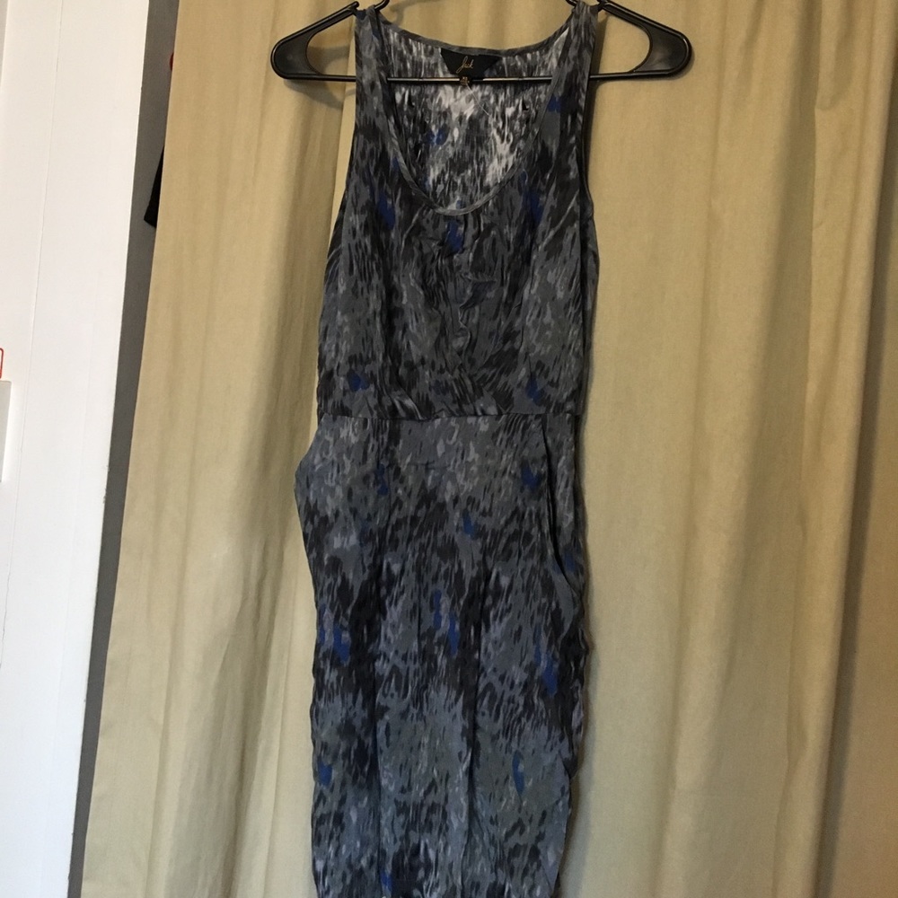 Dress with pockets and side zipper.