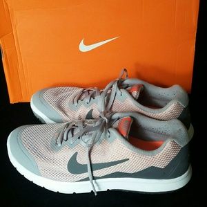 NIKE FLEX EXPERIENCE RN4 . Woman's Sz. 8.5
