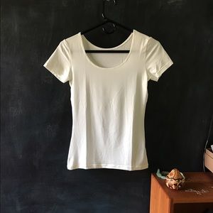 Uniqlo AIRISM off white scoopneck short-sleeve tee