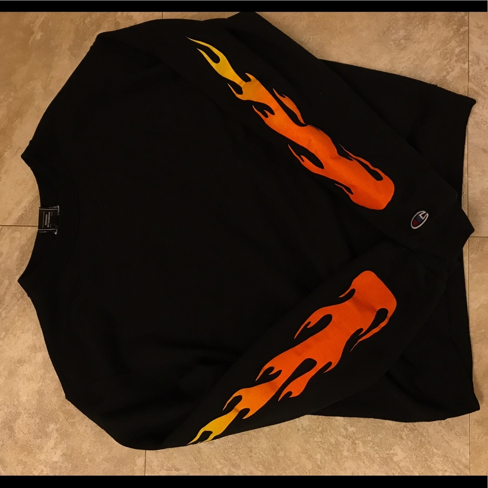 THE KYLIE SHOP FLAME CREWNECK