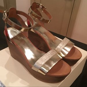 Coach Caitlyn Platinum Gold Tan wedges. SZ 8.5!