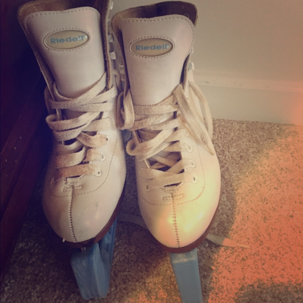 Model 112 Riedell ice skates.