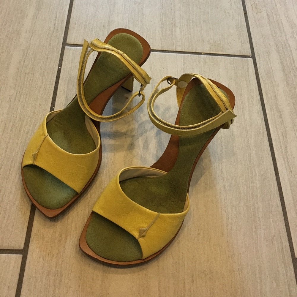 Lisa Nading vintage yellow heels. So cute!