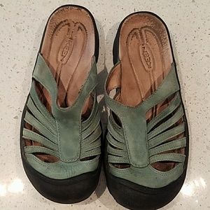 Women's Keen slip on capped shoes