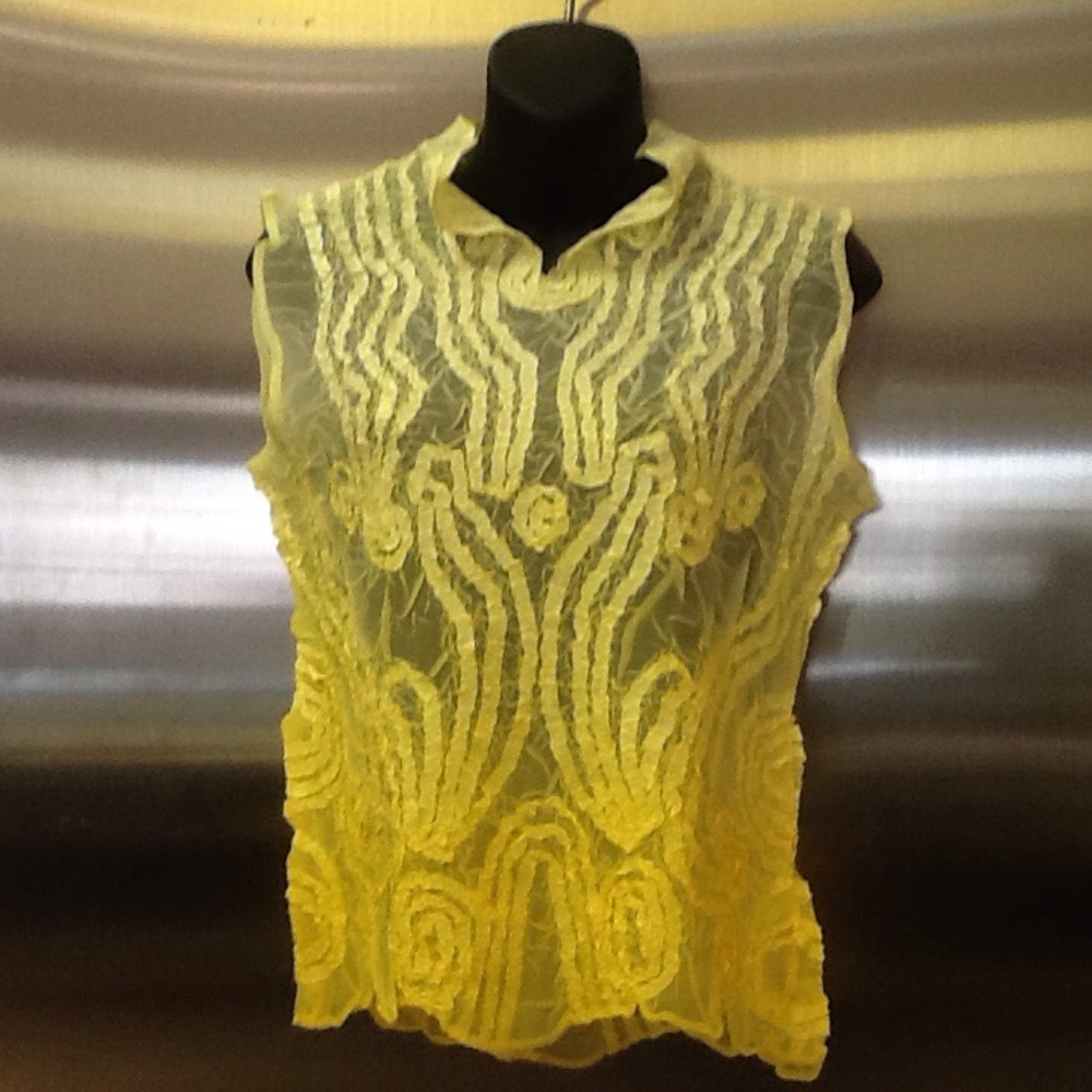 Vibrant sunny  ombré yellow scrunch top.