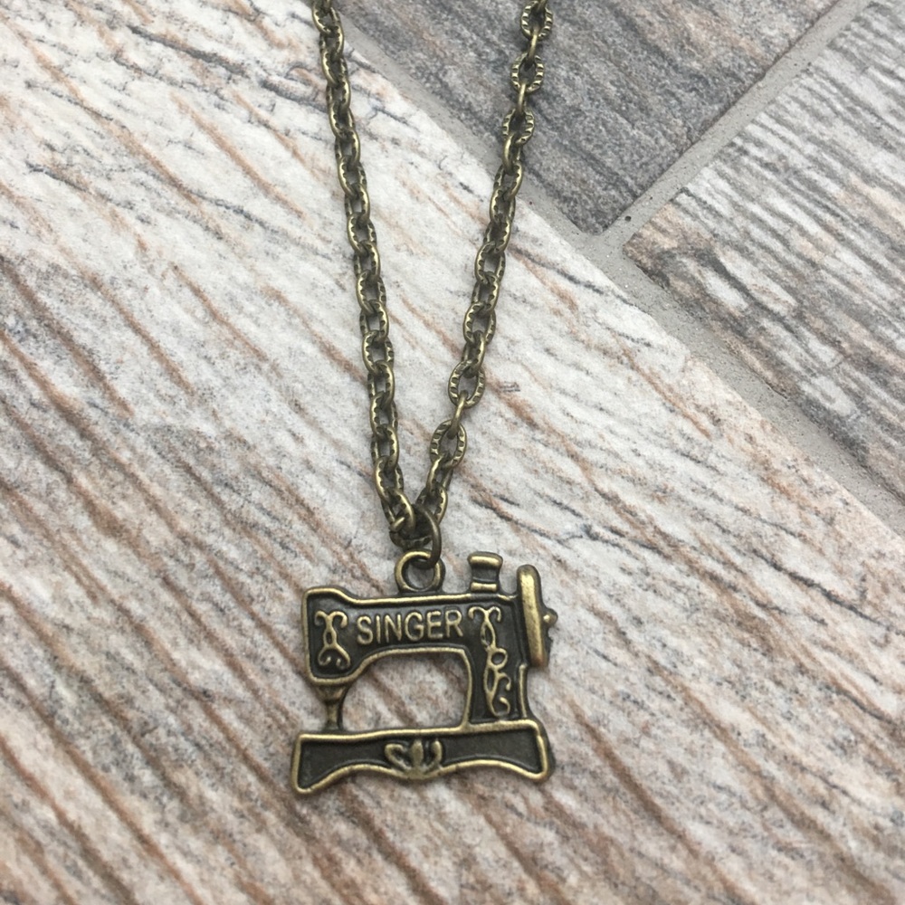 ⭐️sold⭐️Singer sewing machine necklace - Picture 1 of 3