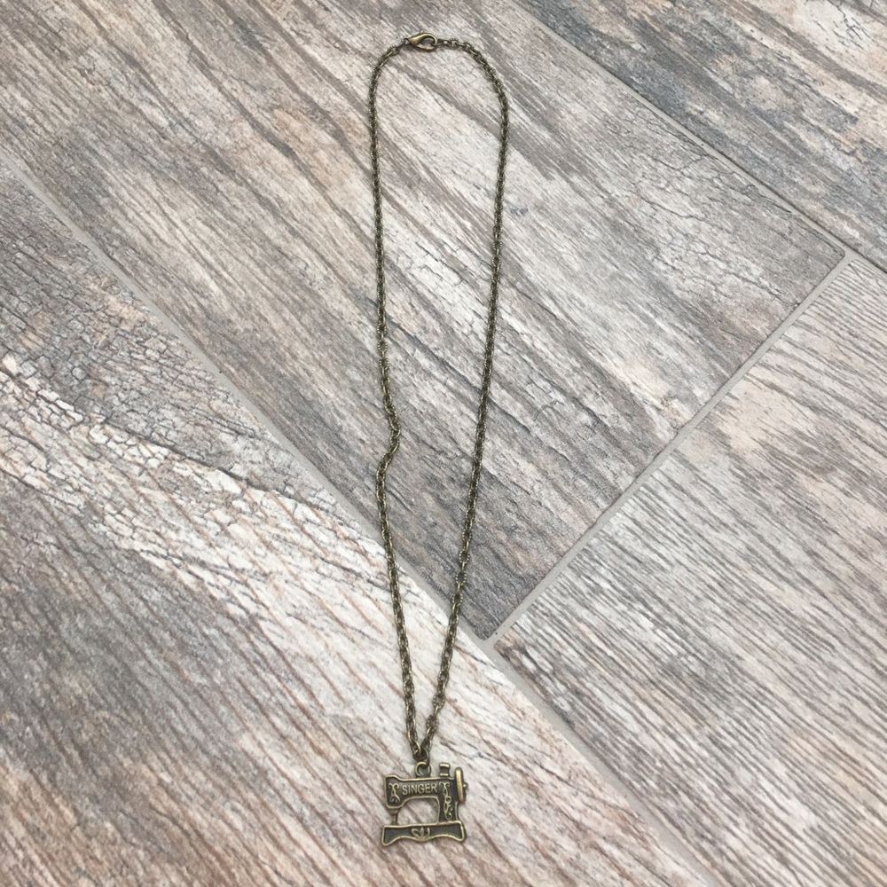 ⭐️sold⭐️Singer sewing machine necklace - Picture 2 of 3