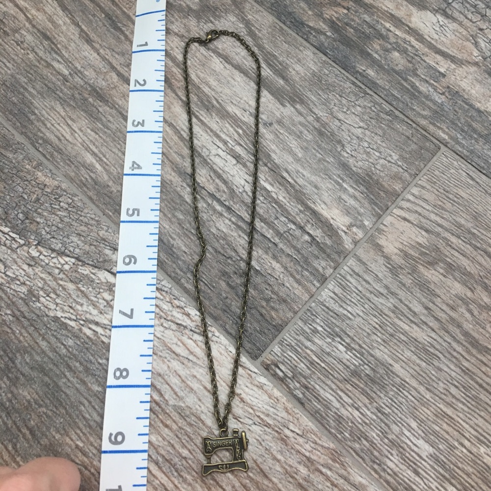 ⭐️sold⭐️Singer sewing machine necklace - Picture 3 of 3