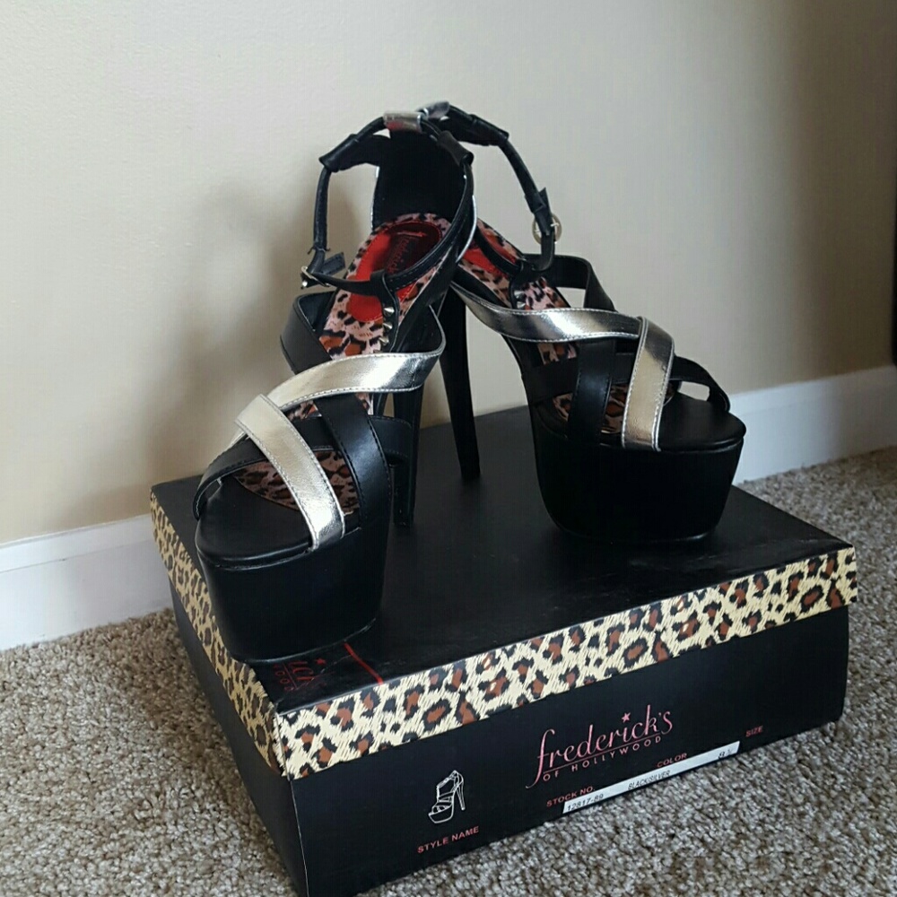 💥NIB💥 Studded Strappy Platform stilettos