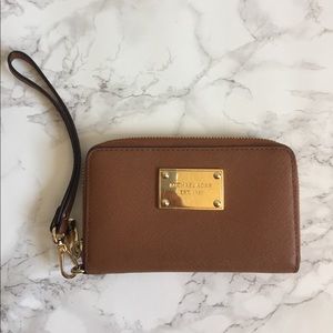 michael kors wristlet wallet