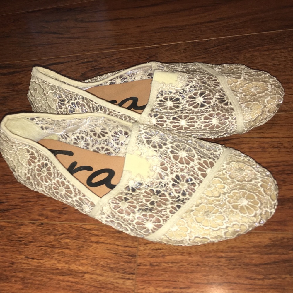 lace close toed shoes